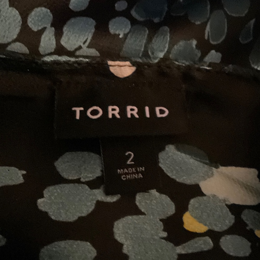 Torrid Printed Peplum Blouse W/ Tie Back and Long Sleeves. P2P 27”, Size 2X - Picture 4 of 5